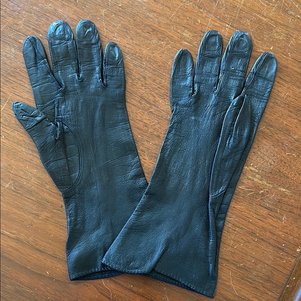 Elegant Vintage Black Leather Gloves - Picture 3 of 3